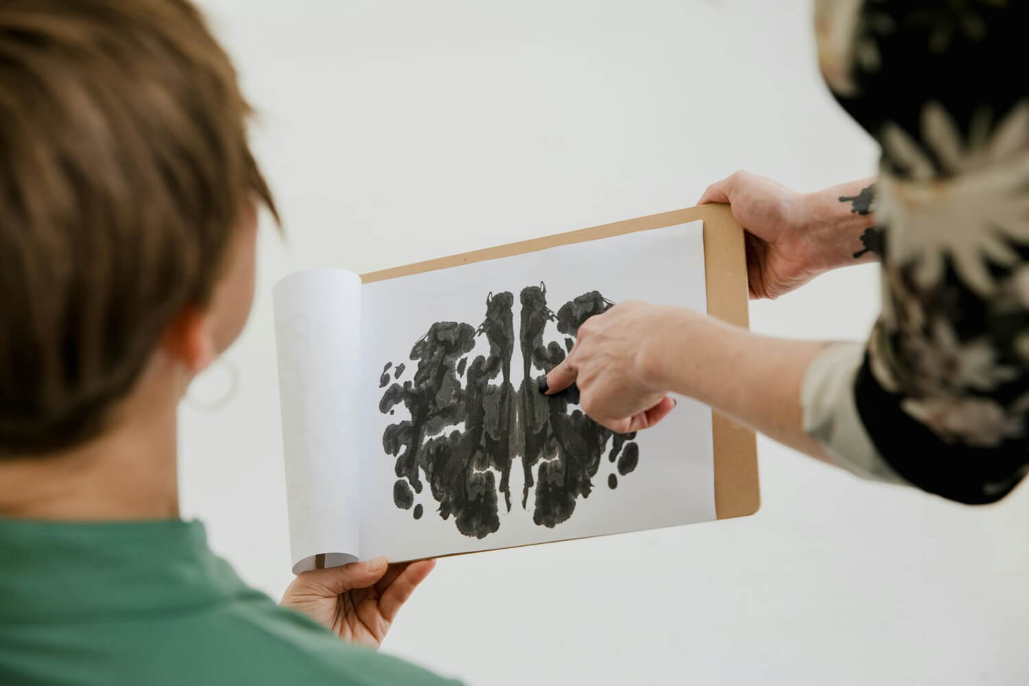 Συνεδρία ψυχοθεραπείας σε ασφαλές και υποστηρικτικό περιβάλλον